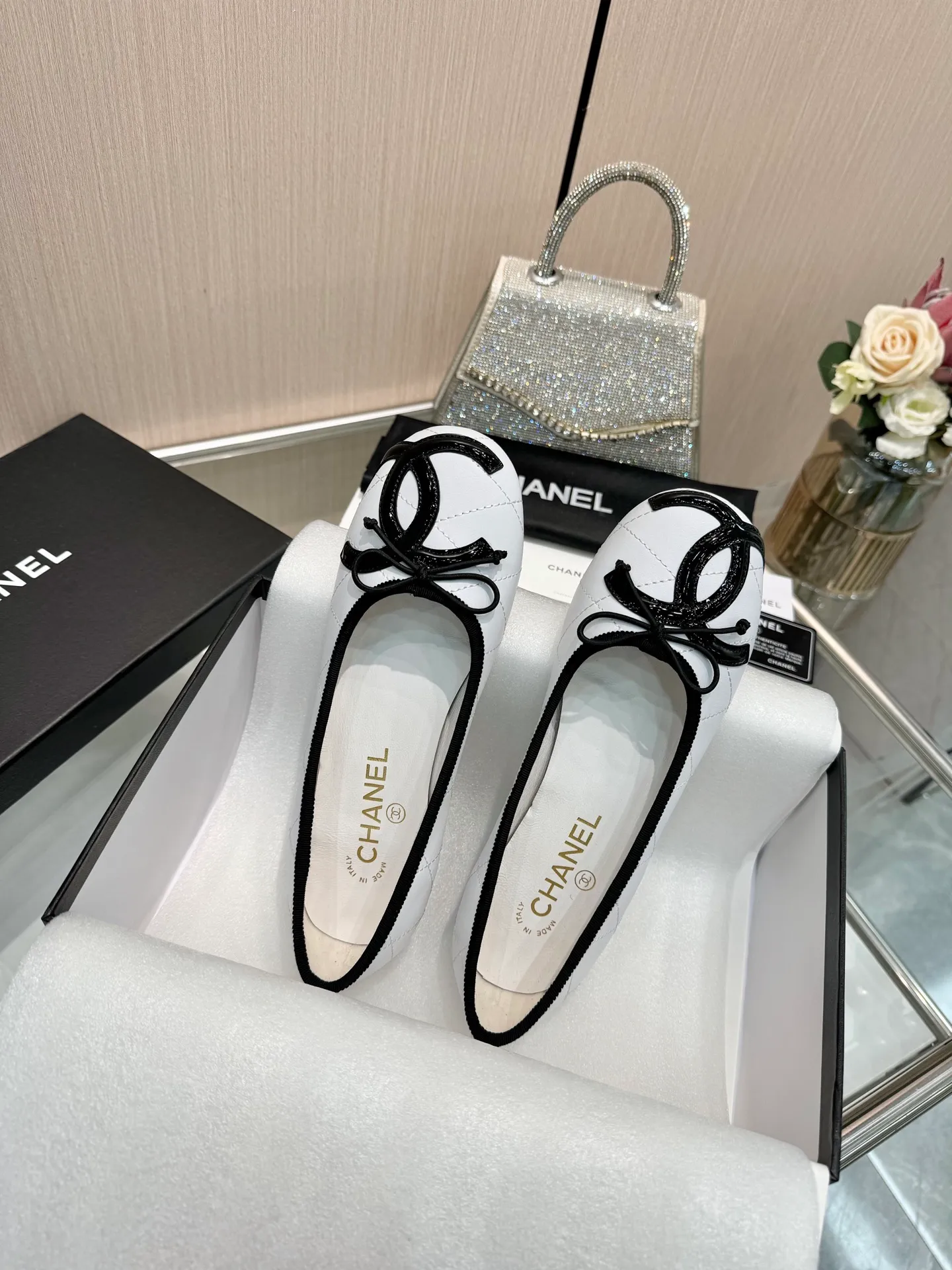 👟👟Ex-factory price 500👟👟 | ²⁰²5 𝐬𝐬 🤍🤎𝐂𝐇𝐀𝐍𝐄𝐋Chanel 26A catwalk style handmade Mary Jane women's shoes. Ballet shoes are so amazing, the bow pattern is so cute! Even if I don’t wear flat shoes, I can’t resist the temptation! The second recommended pair of Chanel logo women's shoes has great texture and is versatile. It is made of lambskin and has an original two-color outsole. Size: 35-40 (41 can be customized and cannot be returned or exchanged)